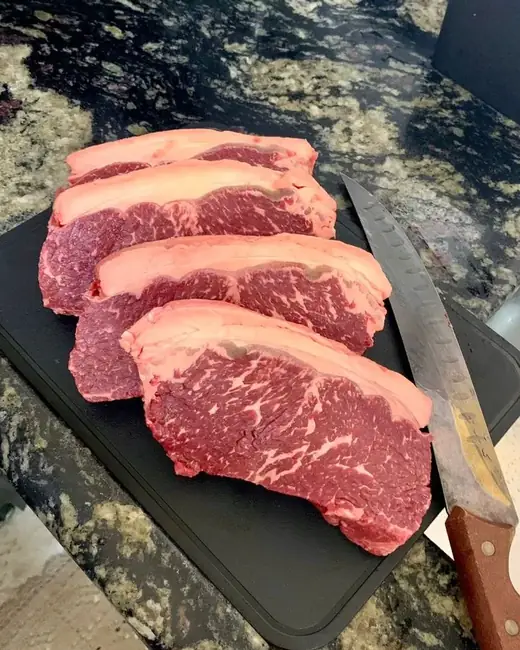 Bifes de chorizo altos sobre tábua escura