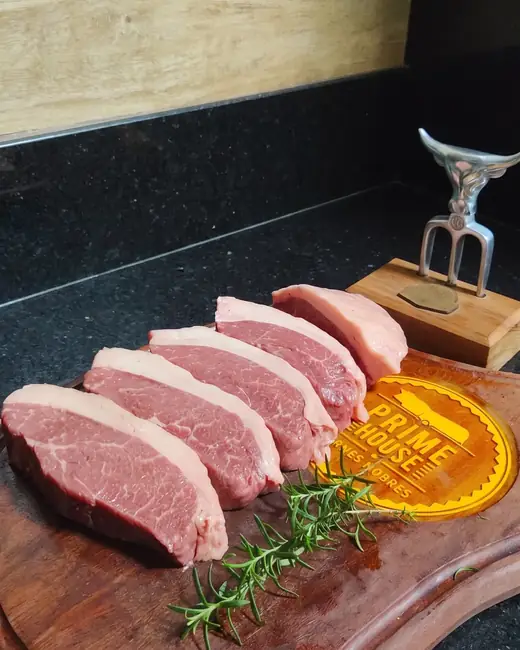 Picanha fatiada sobre tábua