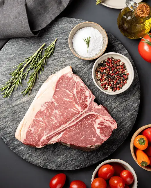 T-bone cru sobre pedra com temperos
